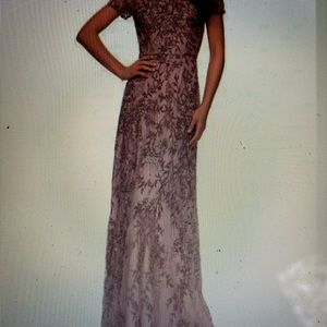 La Femme High Neck Lace Column gown in Dusty LilAc. Size 10